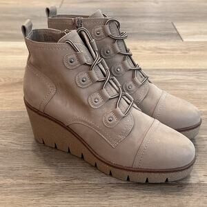 MIA Women’s 8.5 Sand Beige Anatomic Contoured Footed Wedge Ankle Boots EUC